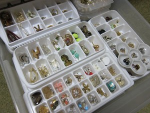仕切りのついた他の100均グッズをアクセサリー収納に利用するナイスアイデア!